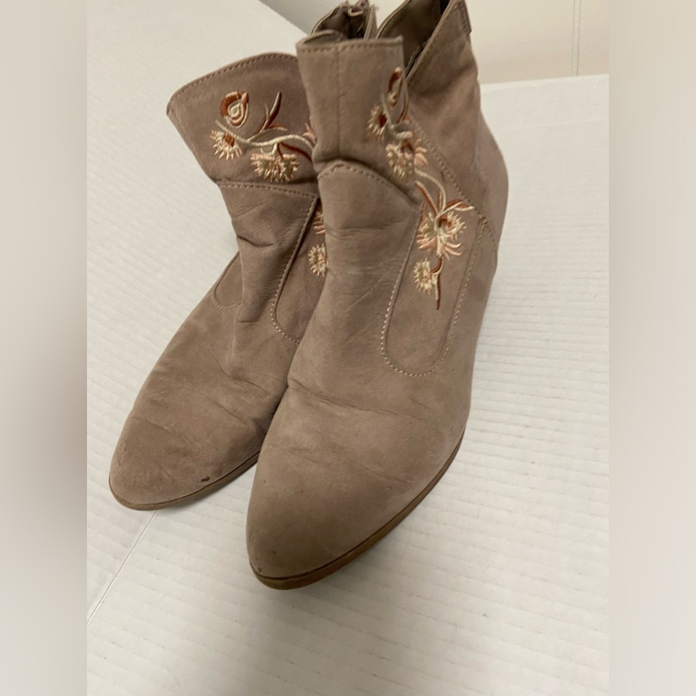 Wylie sz 6.5 tan booties some wear